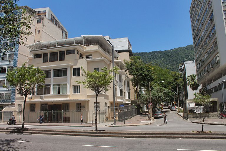 Varanda do Conde: quarto, sala e metrô na porta.
