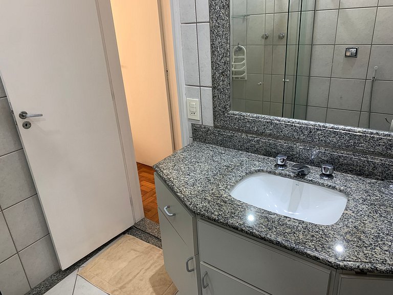 Copanema: 3 quartos c/ garagem em frente ao metrô.
