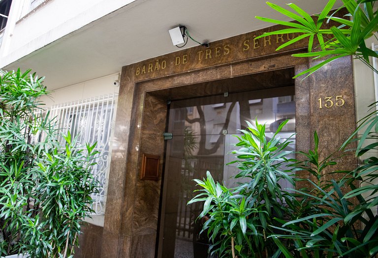 Quintal Ipanema: apto c/ pátio privado no Arpoador