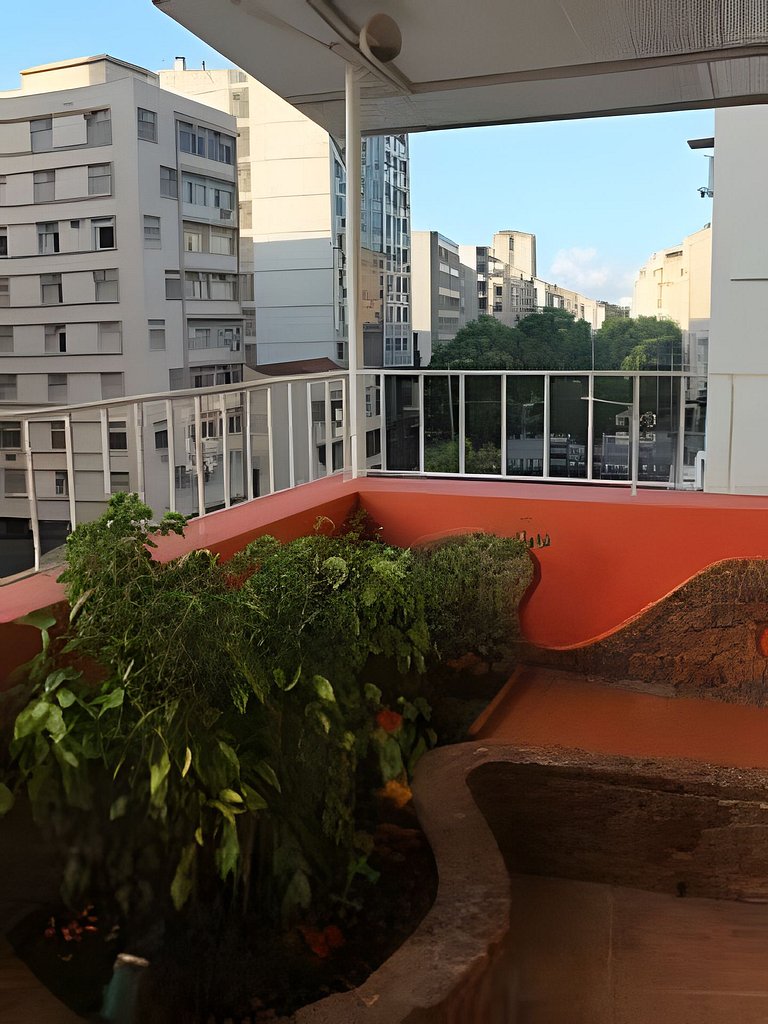 All Inn One: estúdio com varanda e metrô na porta!