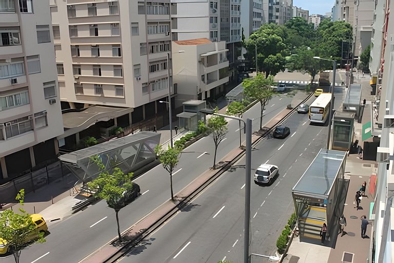 All Inn One: estúdio com varanda e metrô na porta!