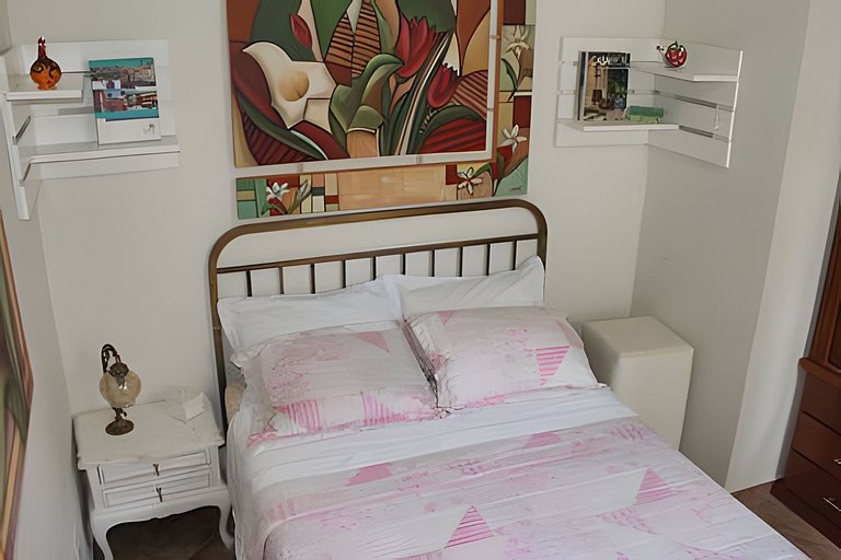 Varanda do Conde: quarto, sala e metrô na porta.