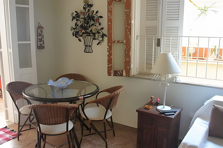 Varanda do Conde: quarto, sala e metrô na porta.