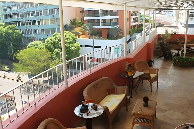 Varanda do Conde: quarto, sala e metrô na porta.