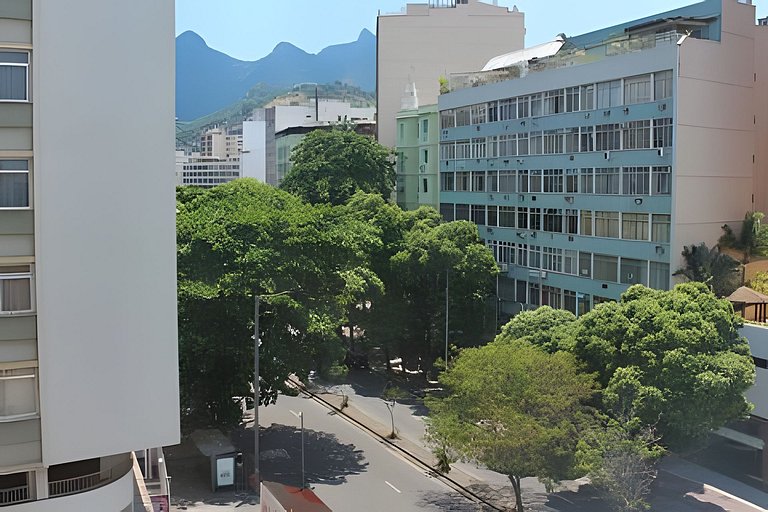 Varanda do Conde: quarto, sala e metrô na porta.