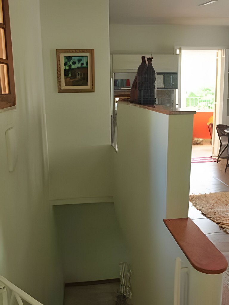 Varanda do Conde: quarto, sala e metrô na porta.