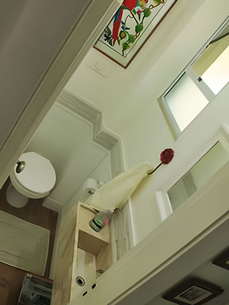 Varanda do Conde: quarto, sala e metrô na porta.