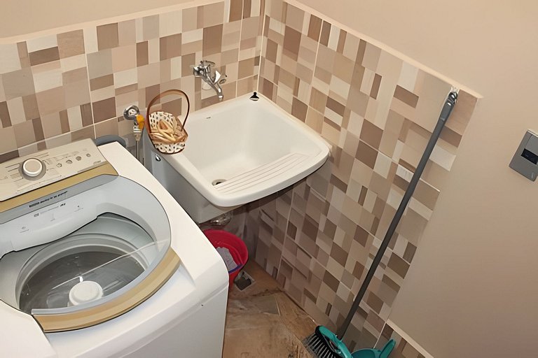 Varanda do Conde: quarto, sala e metrô na porta.